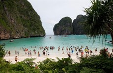 Tourists flee Thai resort islands to avoid storm