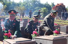 Cambodian armed forces delegation visits martyrs’ cemetery in Gia Lai