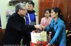 Leading officials visit workers ahead of Tet