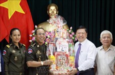 Cambodian military delegation pay Tet visit to Vinh Long