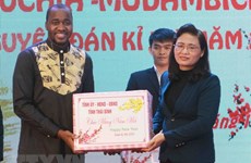 New Year gifts to Lao, Cambodian, Mozambican students in Thai Binh 