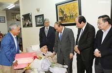 PM pays Tet visits to outstanding intellectuals in Hanoi