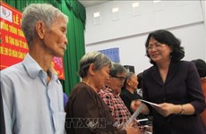 Vice President presents Tet gifts to disadvantaged people