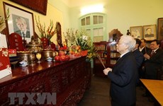 Leader commemorates predecessors on Tet, Party’s anniversary