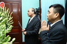 PM Nguyen Xuan Phuc offers incense to President Ho Chi Minh