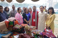 Vietnam’s handicrafts, traditional costumes introduced in Bangladesh