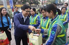 Deputy PM presents gifts to workers in Bac Giang