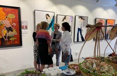 Painting exhibition honouring Vietnamese women held in Singapore
