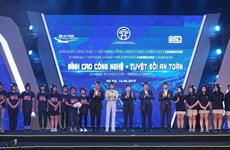 Hanoi students presented with 10,000 qualified helmets