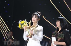 Dong Nhi wins Devotion Award for Singer of the Year