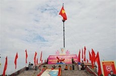 Flag-raising ceremony in Quang Tri marks National Reunification Day