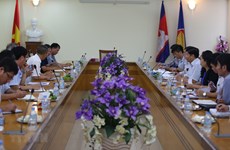 Government officials pay working visit to Cambodia