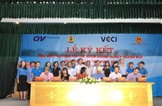 Hung Yen: Five garment firms ink collective labour agreements