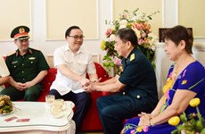 Hanoi presents gift packages to social policy beneficiaries 