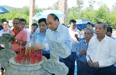 PM offers incense to martyrs in Quang Nam 