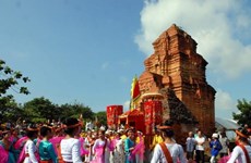 Binh Thuan leaders extend greetings to Cham Brahman community on Kate Festival