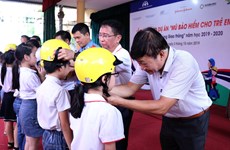 Over 2,000 helmets presented to Thai Nguyen’s pupils 