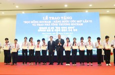 Scholarships presented to poor students in Binh Duong 