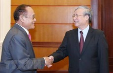 Party official receives Cambodian guest 
