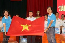 Tet gifts presented to soldiers on Truong Sa, DK1 platform