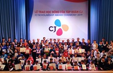 Korean group grants scholarships to poor students in Lam Dong
