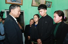 Minister visits families of police officers died in disturbance in Dong Tam