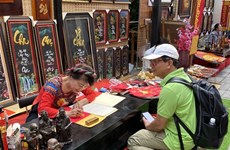 HCM City's residents flock to Tet calligraphy markets
