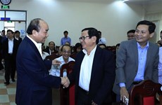 PM Phuc meets with former officials of central region