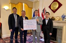 Overseas Vietnamese national in UK presents aid to COVID-19 fight