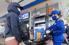 Petrol prices see sharp fall of up to 4,252 VND per litre