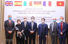 Vietnam presents antibacterial masks to European countries 