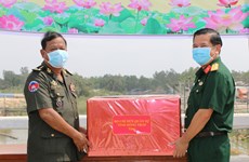  Dong Thap supports Cambodian province with medical equipment against COVID-19