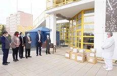 COVID-19: Vietnamese in Czech Republic present medical gear to local people