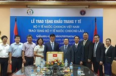Ministry of Health presents 200,000 face masks to Lao counterpart