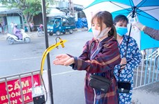 Da Nang volunteers make hands-free sanitiser dispensers