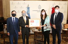 Argentine parliament receives gift from Vietnamese counterpart