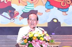 Deputy PM presents gifts to children ahead of Mid-Autumn Festival