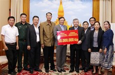 Vietnamese community supports Lao people to overcome flood consequences