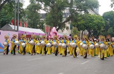 Hundreds parade in Hanoi to show off beauty of "Ao Dai"