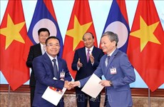 EVN signs MoU to buy electricity, develop power projects in Laos