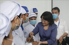 Vice President pays pre-Tet visit to poor workers in Binh Duong