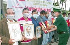 National flags, President Ho Chi Minh's portraits handed over to fishermen 