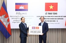 Vietnam hands over 200,000 USD to help Cambodia fight COVID-19