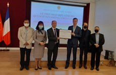 Vietnamese, French organisations, associations assist COVID-19 control fund