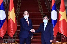 President meets with PM, visits former Party, State leaders of Laos