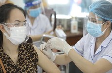 HCM City, Hanoi accelerate testing, vaccinations against COVID-19
