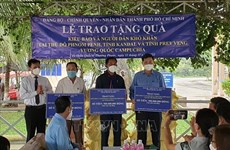 HCM City presents aid to Vietnamese-Cambodians