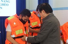 Life jacket presentation programme benefits fishermen in Khanh Hoa