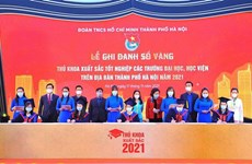 Hanoi honours 90 valedictorians from universities