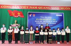 Scholarships presented to ethnic students in Dak Lak 